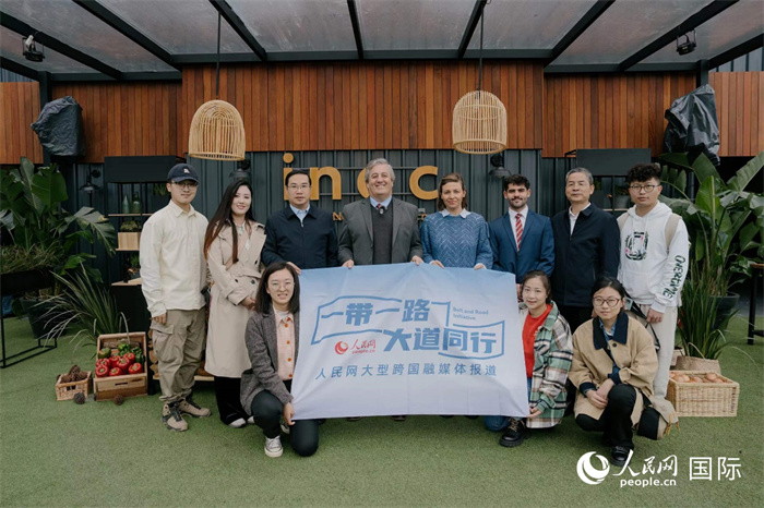 在烏拉圭第118屆普拉多牧農(nóng)業(yè)國際博覽會上，烏拉圭國家肉類協(xié)會主席與人民網(wǎng)記者合影。人民網(wǎng)記者 張若涵攝