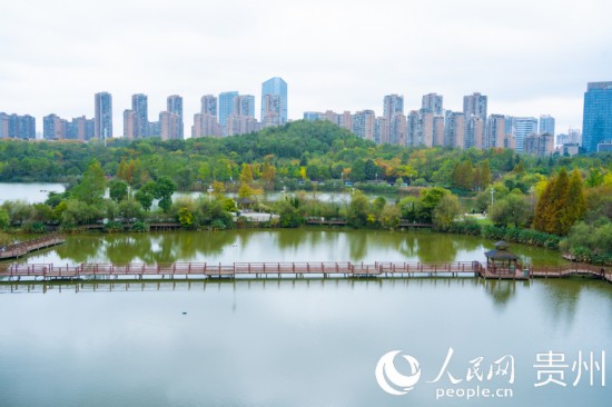 秋日時節(jié)，觀山湖公園景色美不勝收。人民網(wǎng) 陽茜攝