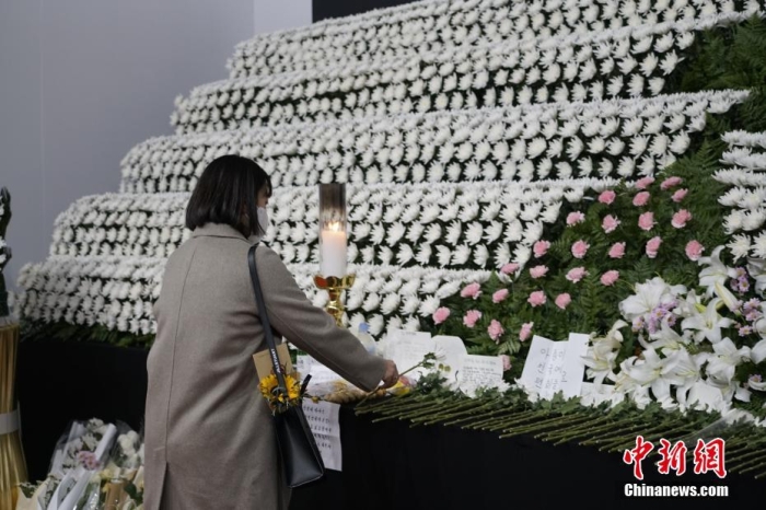 當(dāng)?shù)貢r(shí)間11月1日23時(shí)45分許，韓國(guó)民眾在位于首爾廣場(chǎng)的集體焚香所悼念梨泰院踩踏事故遇難者。 <a target='_blank' href='/'><p  align=