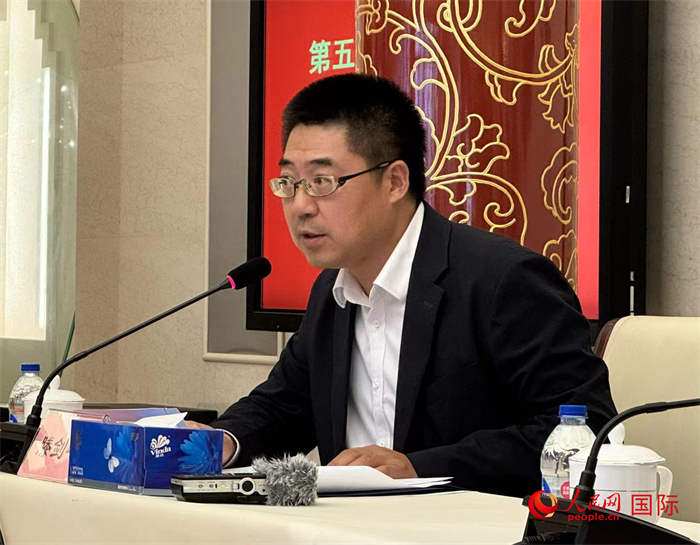 10月31日，歐美同學(xué)會副秘書長滕劍峰在第五屆中法文化論壇媒體吹風(fēng)會上講話。（人民網(wǎng) 謝瑩攝）