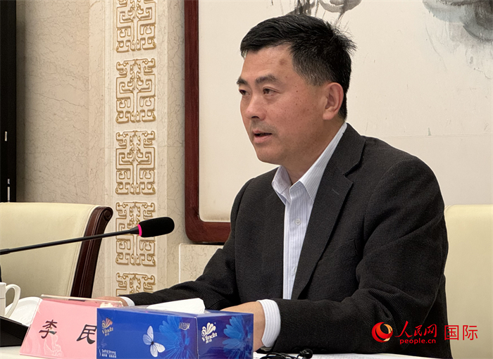10月31日，歐美同學(xué)會秘書長李民在第五屆中法文化論壇媒體吹風(fēng)會上講話。（人民網(wǎng) 謝瑩攝）