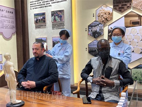   （外媒記者爭先恐后體驗艾灸，直呼神奇。中國經(jīng)濟周刊記者 郭志強 攝）