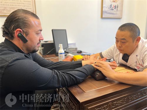   （外媒記者走進中醫(yī)堂，問診中醫(yī)名師。中國經(jīng)濟周刊記者 郭志強攝）