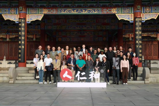 2023“一帶一路”媒體合作論壇聯(lián)合采訪團參觀仁和集團。（受訪者供圖）