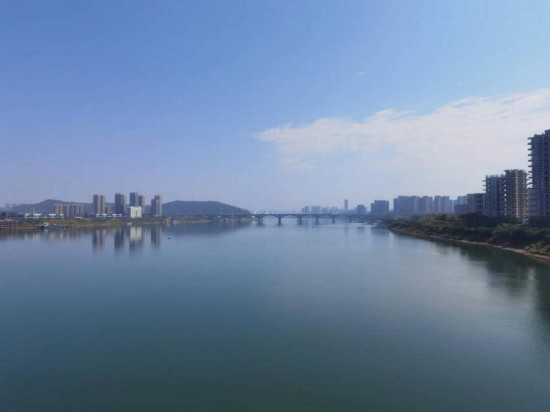 　　10月24日，在清水塘大橋景觀通道上拍攝的湘江景色。本報記者 常雯宜攝