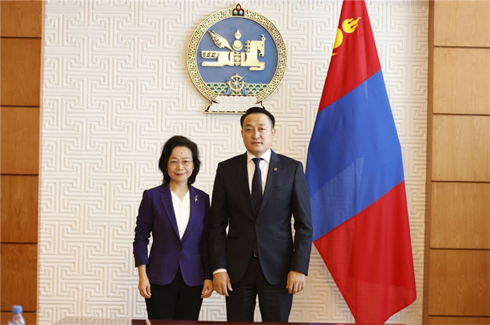 10月31日，中國駐蒙古國大使沈敏娟到任拜會蒙政府辦公廳主任兼蒙古人民黨總書記阿瑪爾巴伊斯格楞（右）。中國駐蒙古使館供圖