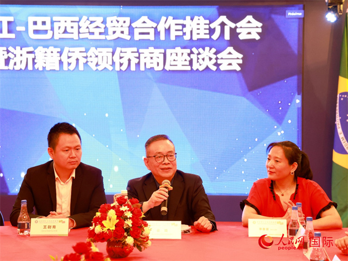 浙江海外聯(lián)誼會常務(wù)副會長徐旭（中）和與會僑領(lǐng)僑商座談。人民網(wǎng)記者 陳海琪攝