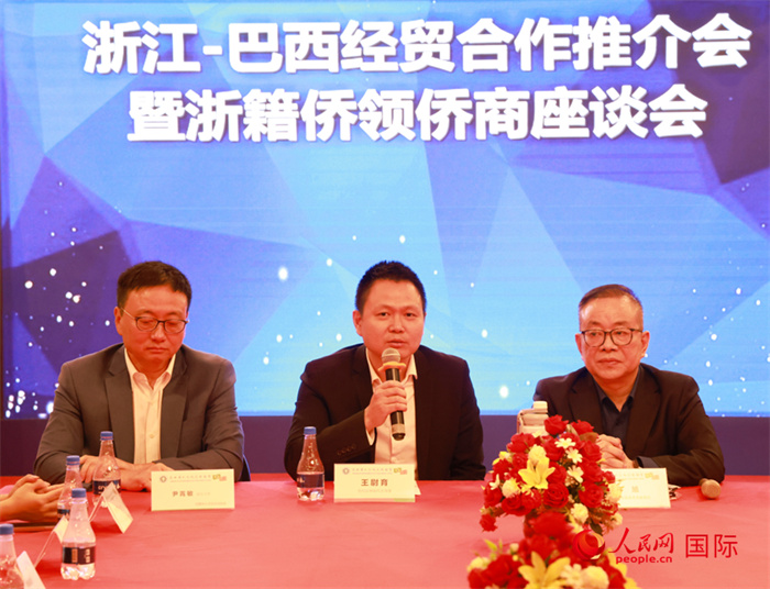中國駐里約代總領(lǐng)事王尉育（中）在活動中致辭。人民網(wǎng)記者 陳海琪攝