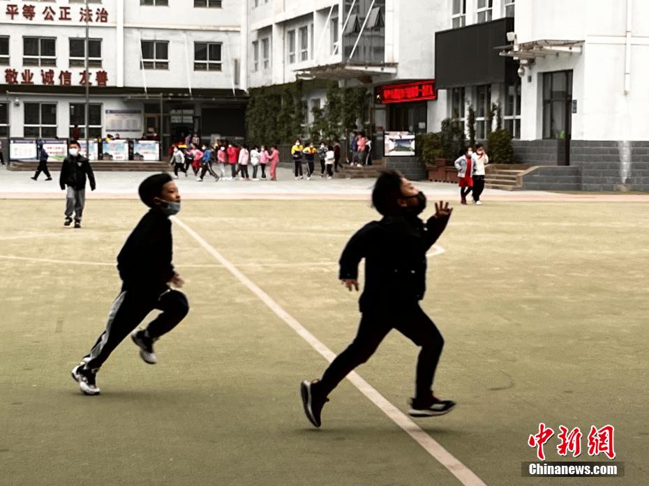 資料圖：學(xué)生們在課間玩耍。