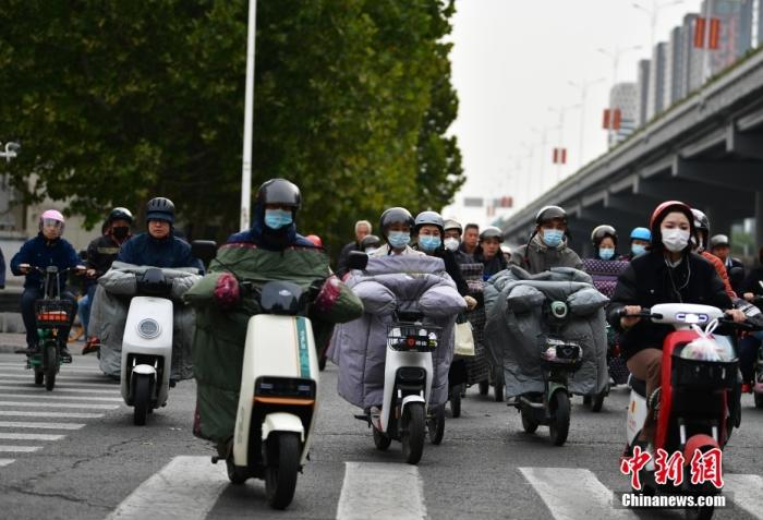 11月3日，河北石家莊迎降溫天氣，市民“捂”裝出行。 <a target='_blank' href='/'><p  align=