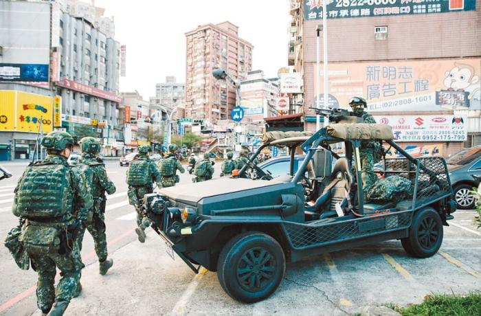 圖為2021年臺(tái)陸軍特種作戰(zhàn)指揮部在演習(xí)。圖片來(lái)源：臺(tái)灣《中國(guó)時(shí)報(bào)》。