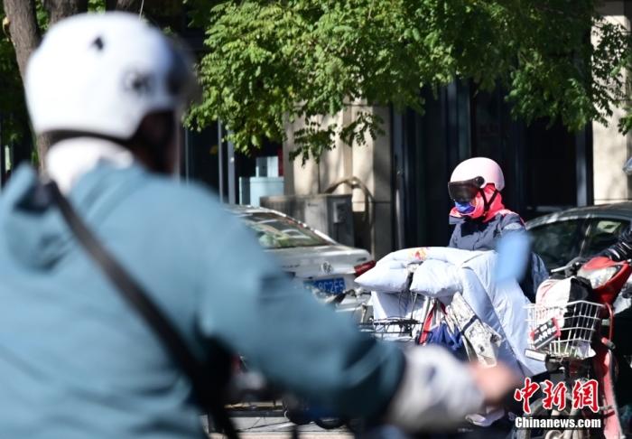 石家莊街頭，市民紛紛穿上厚厚的外套“捂”裝前行。 <a target='_blank' href='/'><p  align=