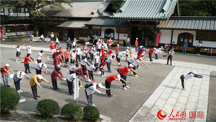 開跑前，中日青少年一起做熱身運(yùn)動(dòng)。人民網(wǎng) 蔣曉辰攝
