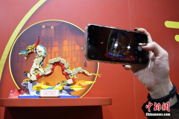 第六屆中國國際進口博覽會舉行，消費品展區(qū)展出以生肖龍為題材的中國元素產(chǎn)品。<a target='_blank' href='/'><p  align=