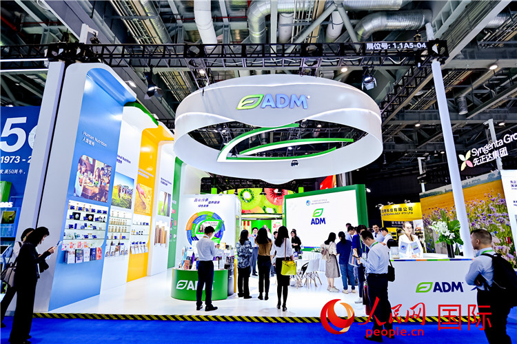 美國農(nóng)產(chǎn)品加工和貿(mào)易企業(yè)ADM在進(jìn)博會的展臺。人民網(wǎng)記者 趙益普攝