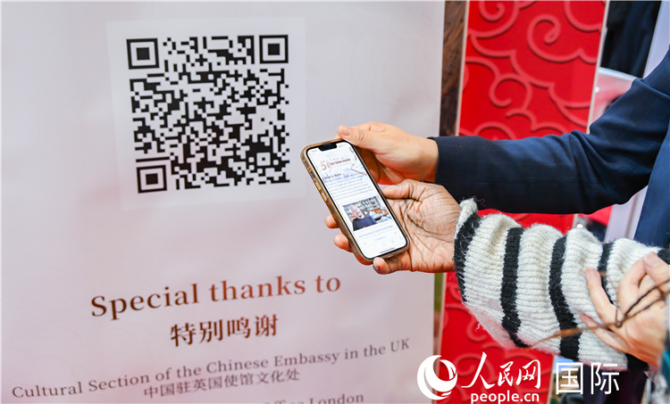 觀眾掃碼《我們的中國故事》系列視頻。人民網(wǎng) 郭錦標攝