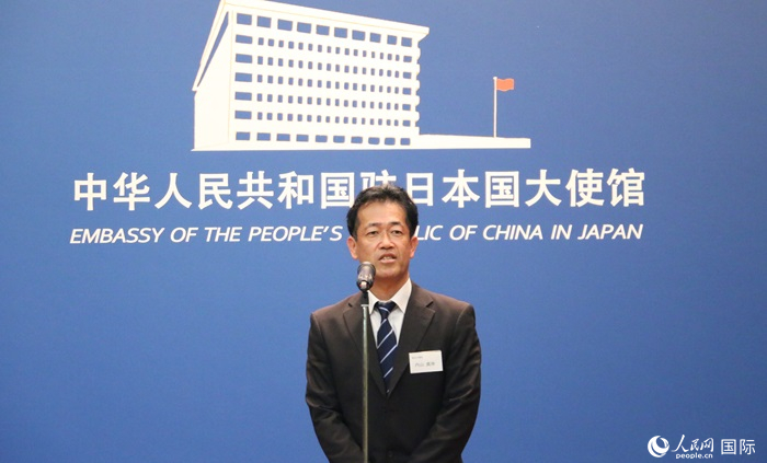 導(dǎo)師代表、東京大學(xué)教授內(nèi)山真伸發(fā)表致辭。人民網(wǎng) 許可攝