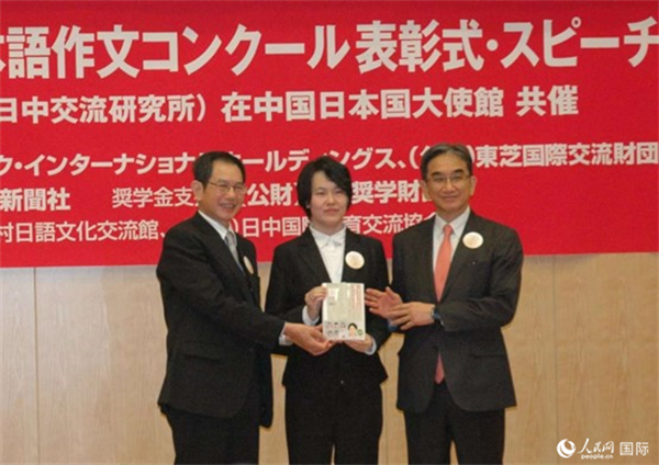 日本駐華大使垂秀夫（右一）、日本僑報社總編輯段躍中（左一）和趙志琳同學(xué)合影留念。人民網(wǎng)記者 陳建軍攝