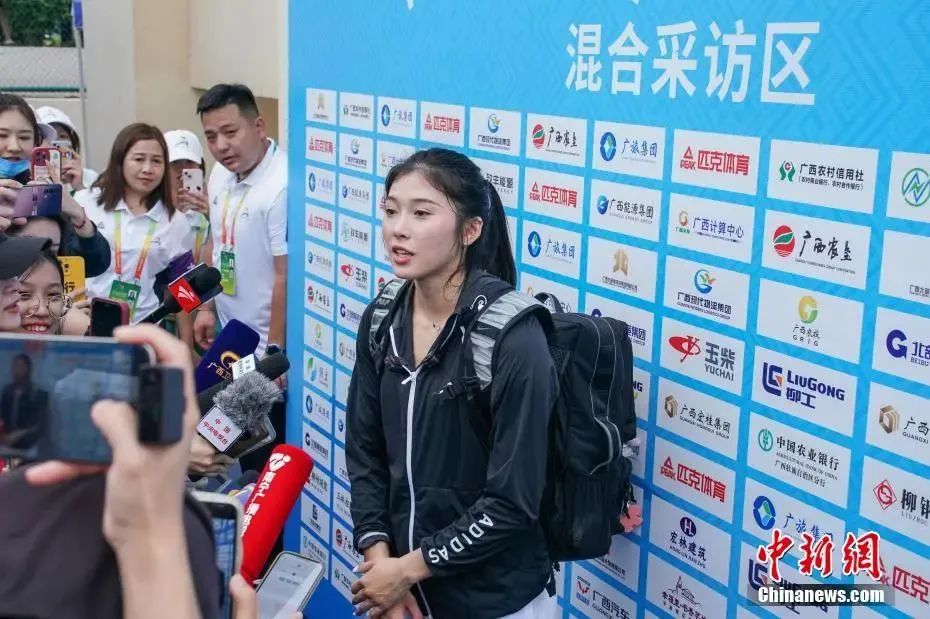 圖為吳艷妮在10日比賽結(jié)束后接受媒體采訪。陳冠言 攝