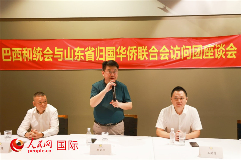 中國僑聯(lián)副主席、山東省僑聯(lián)主席李興鈺（中）在座談會上致辭。人民網(wǎng)記者 陳海琪攝