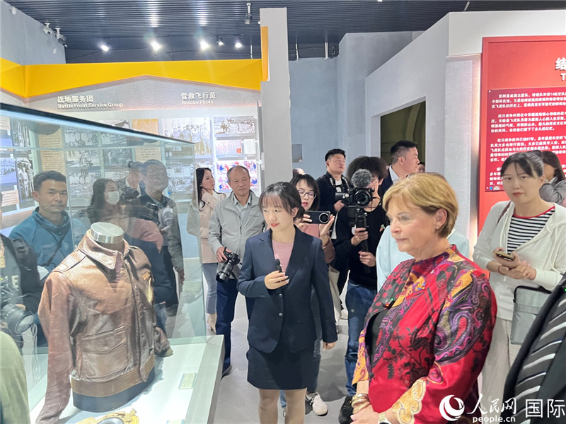 飛虎隊指揮官陳納德將軍外孫女嘉蘭惠（右）在參觀昆明市博物館展示的文物。人民網(wǎng) 趙瞳攝