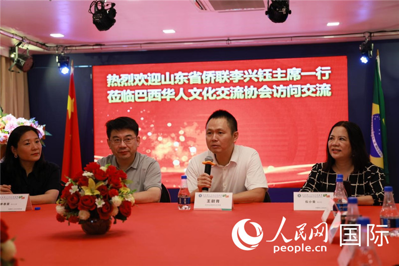 中國駐里約熱內(nèi)盧副總領(lǐng)事王尉育（右二）發(fā)表致辭。人民網(wǎng)記者宋亦然攝