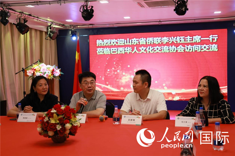 山東省僑聯(lián)主席李興鈺（左二）和與會僑領(lǐng)座談。人民網(wǎng)記者宋亦然攝