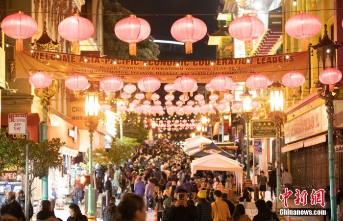 當(dāng)?shù)貢r間11月10日，美國舊金山唐人街夜市人頭攢動。亞太經(jīng)合組織(APEC)第三十次領(lǐng)導(dǎo)人非正式會議將在舊金山舉行，當(dāng)?shù)靥迫私钟媱澟e辦包括夜市在內(nèi)的多場活動，以吸引與會者、游客和市民的光顧。<a target='_blank' href='/'><p  align=