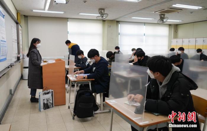 12月3日，延遲近一個月的韓國高考舉行。據(jù)韓國教育部消息，今年考生約49.34萬人，創(chuàng)歷史最低紀錄。圖為在首爾某考點內(nèi)，考桌上設有隔板。
