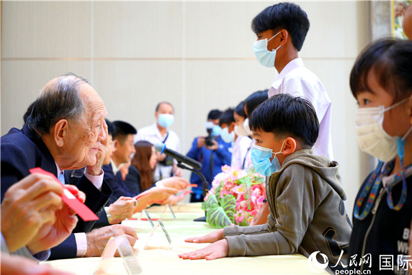 圖為獎助學金頒發(fā)現(xiàn)場。人民網(wǎng)記者 白元琪攝