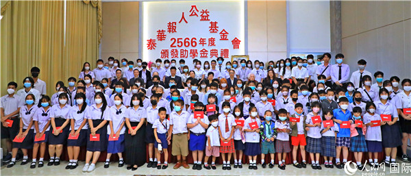 圖為出席嘉賓和現(xiàn)場獲獎學生合影留念。人民網(wǎng)記者 白元琪攝