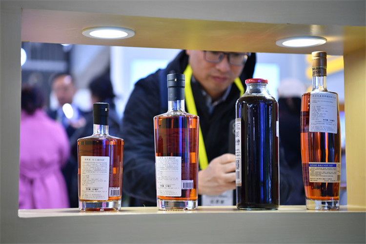 11月16日，觀眾在第七屆絲博會上參觀阿塞拜疆展位上的酒水產(chǎn)品。新華社記者 邵瑞 攝