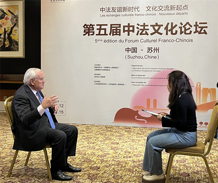 法國前總理、法國展望與創(chuàng)新基金會主席讓-皮埃爾·拉法蘭接受人民網(wǎng)的采訪。（國際在線供圖）