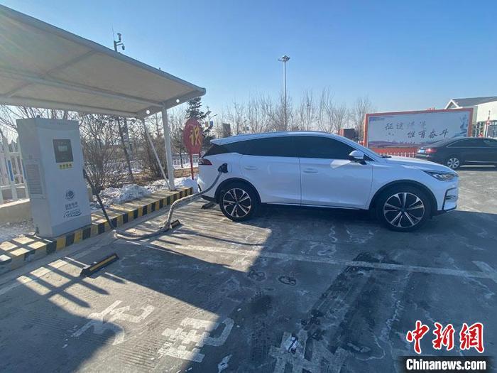資料圖：新能源汽車正在充電?！±畹?攝