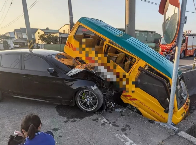 托兒所校車被轎車從側(cè)邊撞上，車體嚴(yán)重毀損。圖片來(lái)源：臺(tái)灣《聯(lián)合報(bào)》民眾供圖