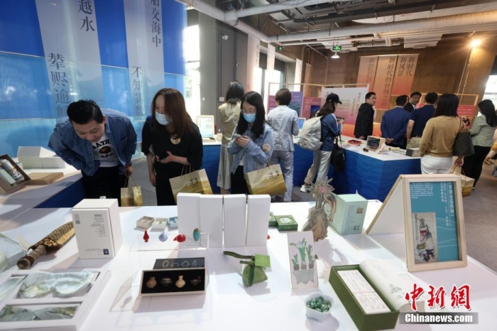 9月28日，“一帶一路，文明之橋”圖書文創(chuàng)展在北京圖書大廈開幕，圖為觀眾參觀展覽。<a target='_blank' href='/'><p  align=