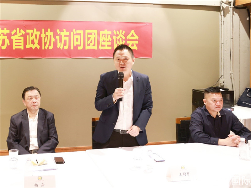 中國(guó)駐里約總領(lǐng)館副總領(lǐng)事王尉育（中）在座談會(huì)上致辭。人民網(wǎng)記者 陳海琪攝