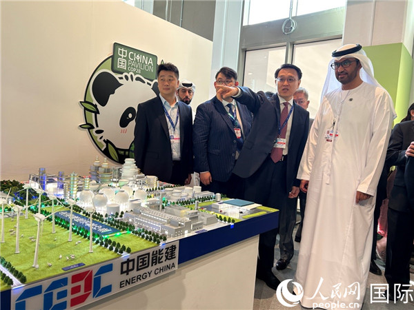 COP28主席蘇爾坦·賈比爾參觀中國角展示。人民網記者任皓宇攝