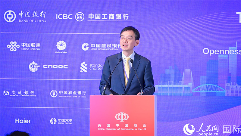 英國(guó)中國(guó)商會(huì)會(huì)長(zhǎng)、中國(guó)銀行倫敦分行行長(zhǎng)方文建 致歡迎辭。人民網(wǎng) 郭錦標(biāo)攝