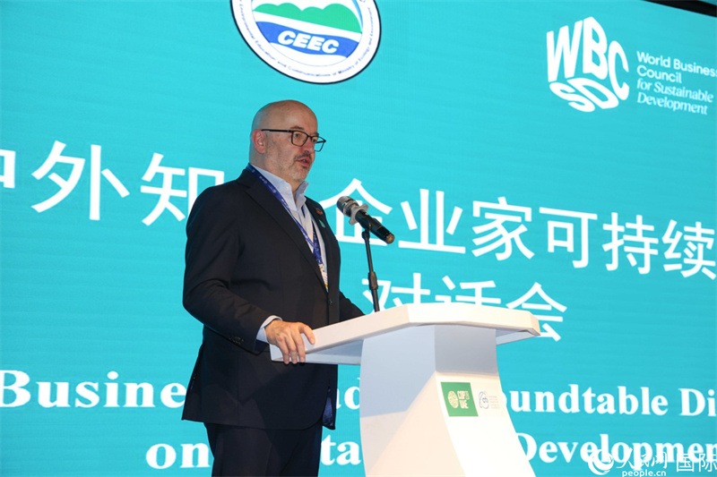 世界可持續(xù)發(fā)展工商理事會會長兼主席貝德凱致辭。人民網(wǎng)記者任皓宇攝