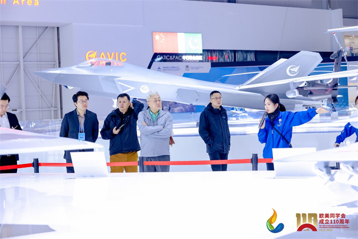 參會嘉賓和留學歸國人員參觀珠海太空中心。主辦方供圖
