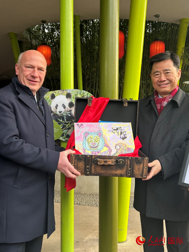 吳墾大使和韋格納市長手捧德國兒童為“夢想”“夢圓”準備的手繪“送別大禮包”。人民網(wǎng)記者 徐馨攝
