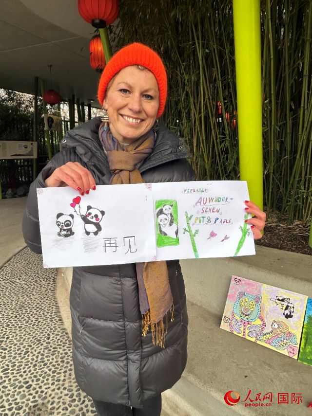 桑德拉和德國小朋友們的作品。右圖寫著“祝福好運，再見 Pit和Paule（“夢想”“夢圓”的德語名字）”。人民網(wǎng)記者 徐馨攝
