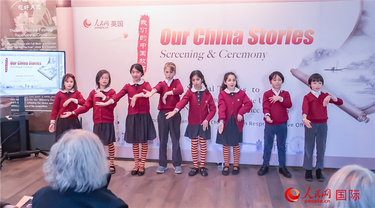 肯辛頓韋德預(yù)備學(xué)校小學(xué)生表演。人民網(wǎng) 郭錦標(biāo)攝