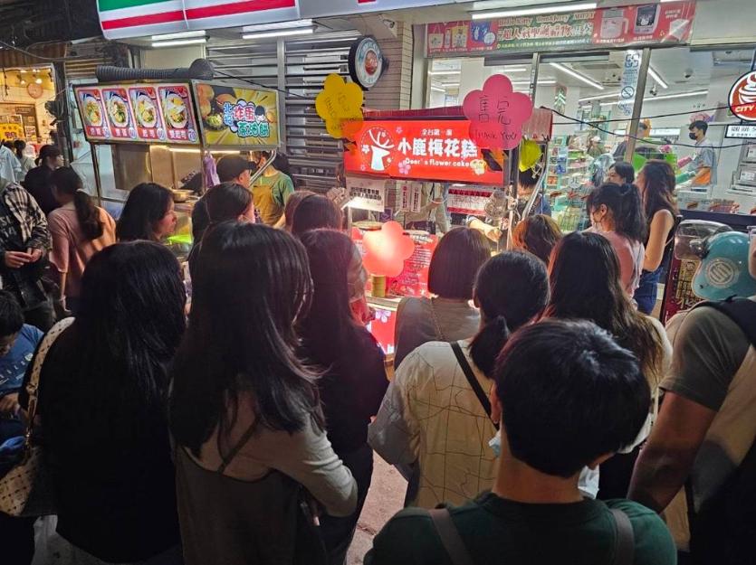 梅花糕攤前被民眾團團包圍。圖片來源：臺灣“中時新聞網(wǎng)”游定剛攝