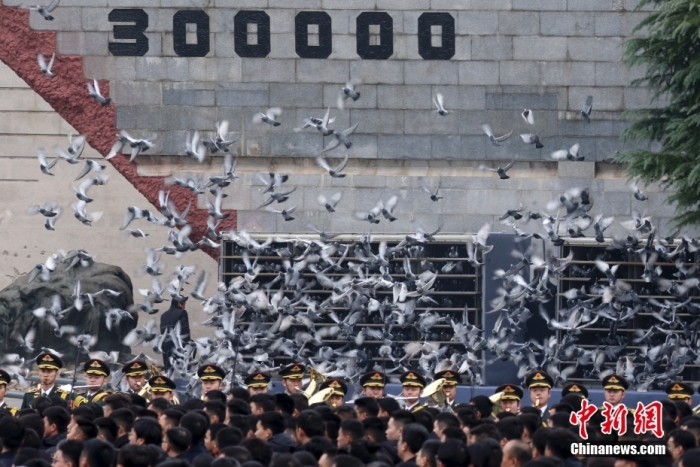 12月13日是第十個南京大屠殺死難者國家公祭日。當天上午，南京大屠殺死難者國家公祭儀式在侵華日軍南京大屠殺遇難同胞紀念館舉行。圖為國家公祭儀式現(xiàn)場。<a target='_blank' href='/'><p  align=