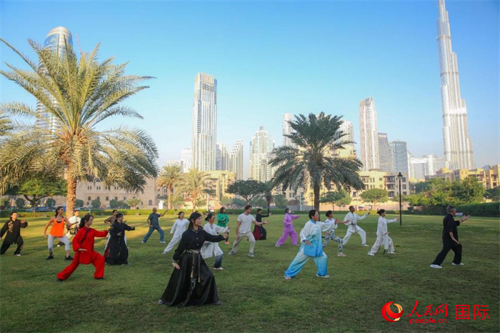 迪拜民眾在練習(xí)太極拳。人民網(wǎng) 塔里克·易卜拉欣攝