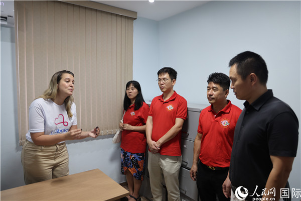 王尉育等人參觀并了解協(xié)會(huì)活動(dòng)場(chǎng)所及設(shè)施。人民網(wǎng)記者 時(shí)元皓攝