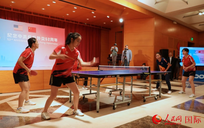 來自北京大學(xué)、美國弗吉尼亞大學(xué)的中美青年乒乓球運(yùn)動(dòng)員進(jìn)行表演賽。人民網(wǎng)記者 李志偉攝
