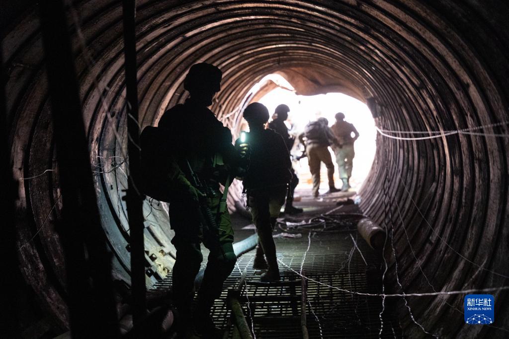 這張以色列國防軍12月17日發(fā)布的照片顯示，以軍地面部隊(duì)在加沙地帶發(fā)現(xiàn)一處大型地下隧道。新華社發(fā)
